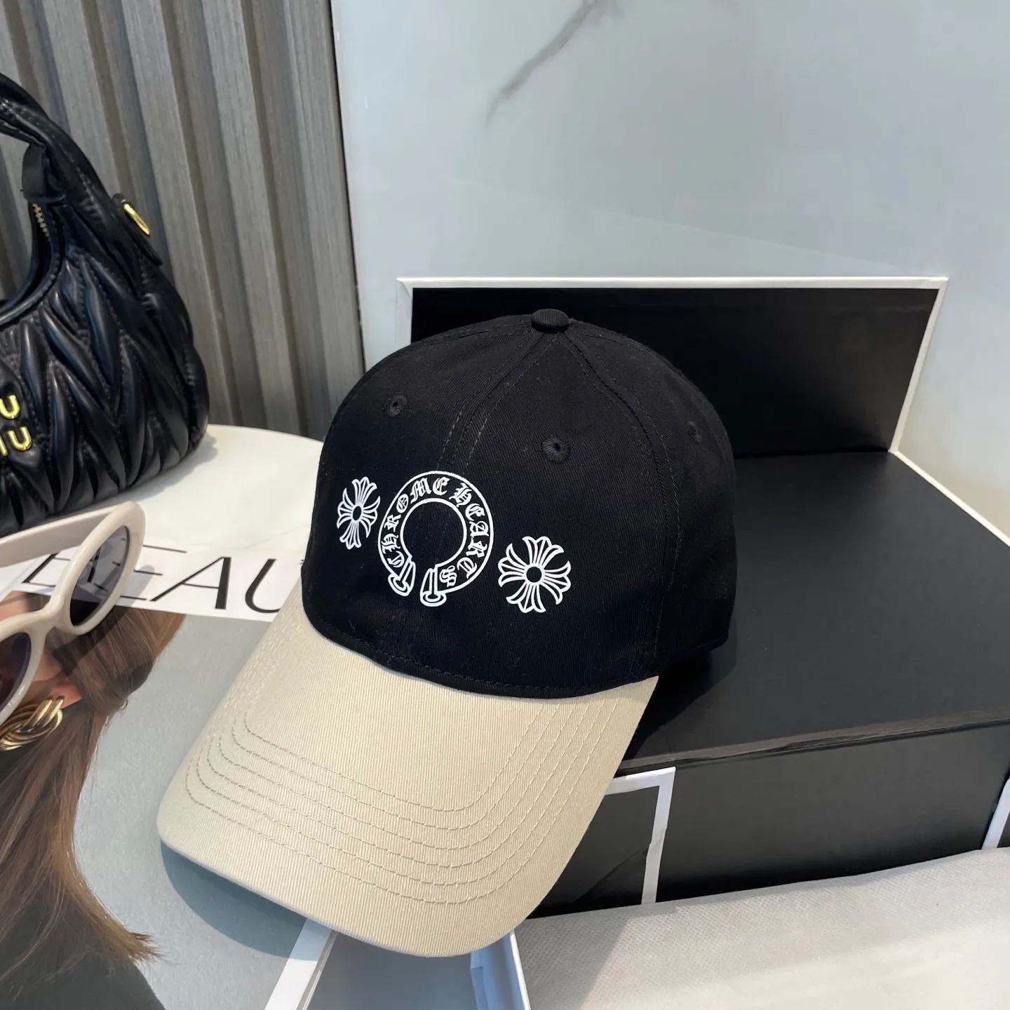 P60 Crow Heart 🆕🆕New color-blocked baseball cap, personalized fashion classic cross logo, casual with a cool feeling, unisex style, same style for men and women! Very easy to match! Head circumference: 56-58cm is available